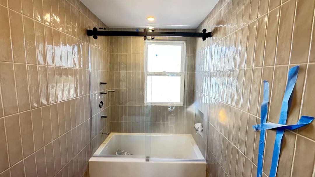 tan tile tub/shower combo, sliding door